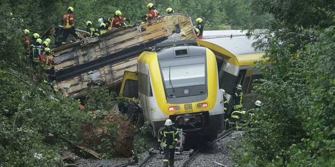Almanya'da yolcu treni raydan çıktı! Çok sayıda ölü ve yaralı var
