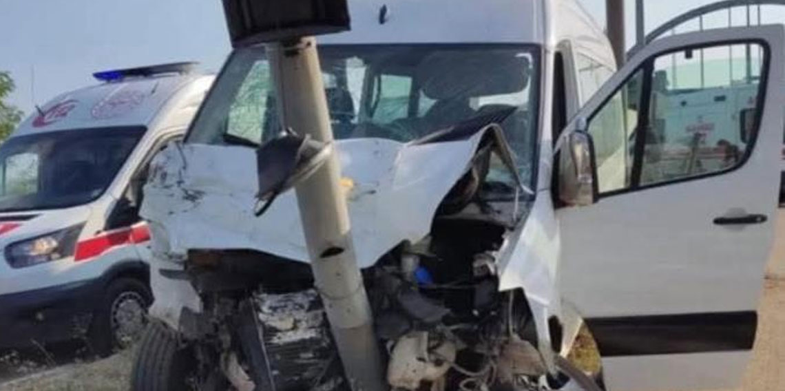 Karadeniz Sahil Yolu’nda minibüs ile otomobil çarpıştı: 13 yaralı