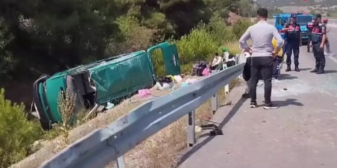 Yoldan çıkan minibüs takla attı, çok sayıda yaralı var