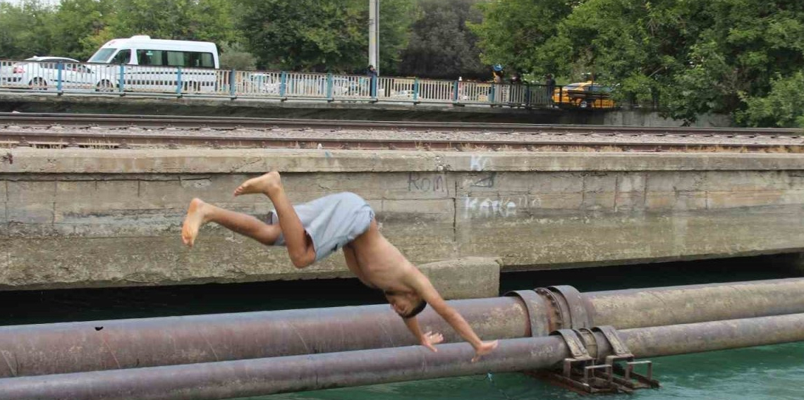 Adana yanıyor, sulama kanalları doluyor