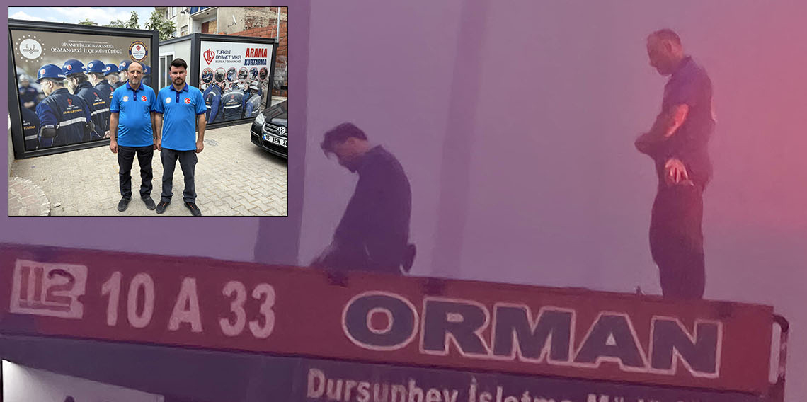 Yangınla mücadele arasında araç üzerinde namazını kılan kahramanlar