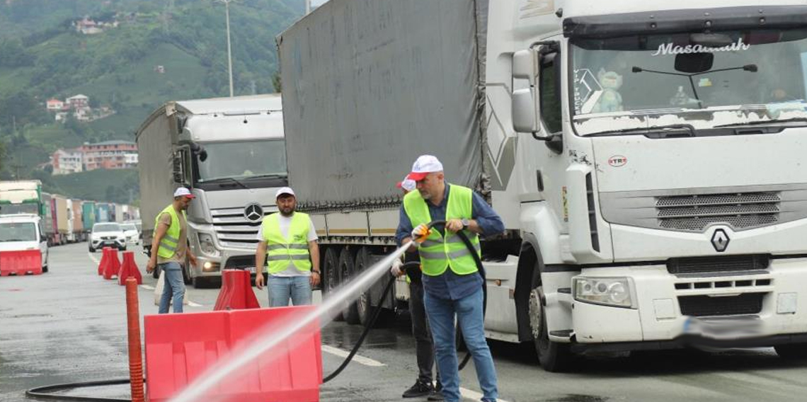 Karadeniz Sahil Yolu kenarına tırlardan atılan çöpleri gönüllü olarak temizlediler
