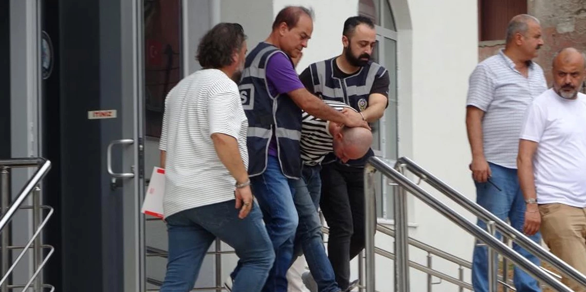 Boşanma davası konusunda tartıştık, kendimi kaybettim