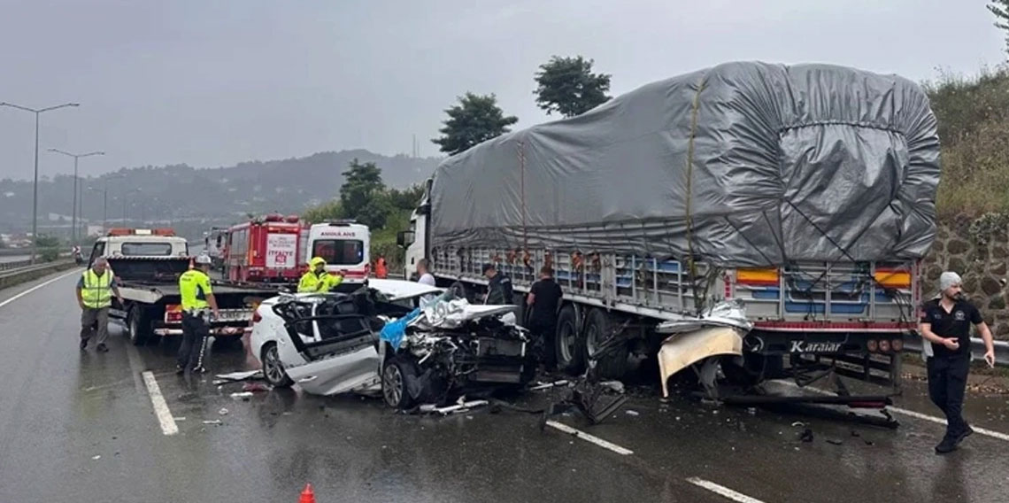 Ordu'da kaza! Otomobil park halindeki tıra çarptı: 1 ölü, 2 yaralı