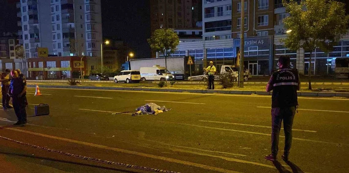 Yolun karşısına geçen yayaya peş peşe 2 otomobil çarptı