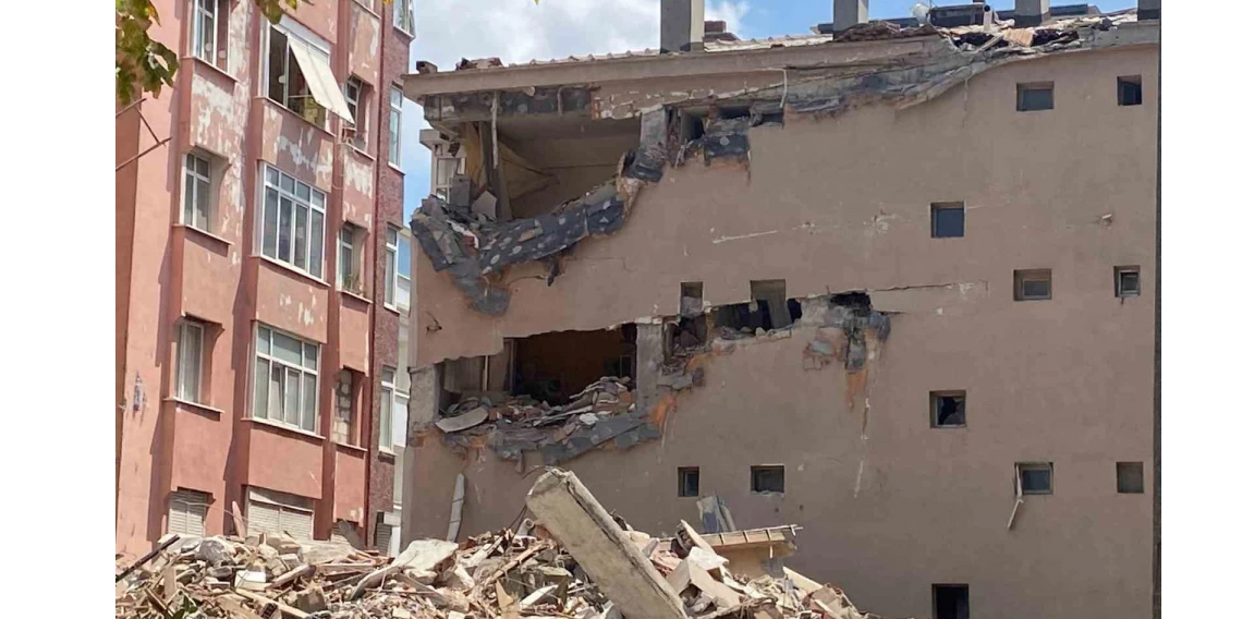 Küçükçekmece’de yıkımı yapılan binanın bir kısmı bir anda çöktü