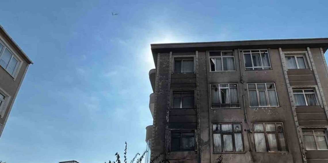 Fatih’te ilaç deposu alevlere teslim oldu
