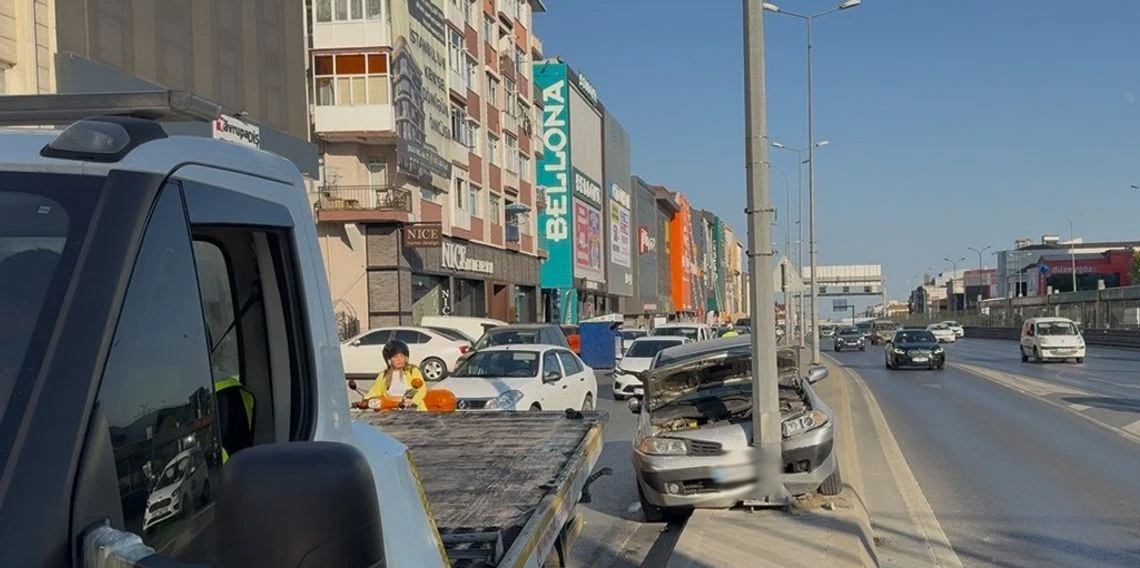 Avcılar E-5 yan yolda refüje çıkan araç elektrik direğine çarptı