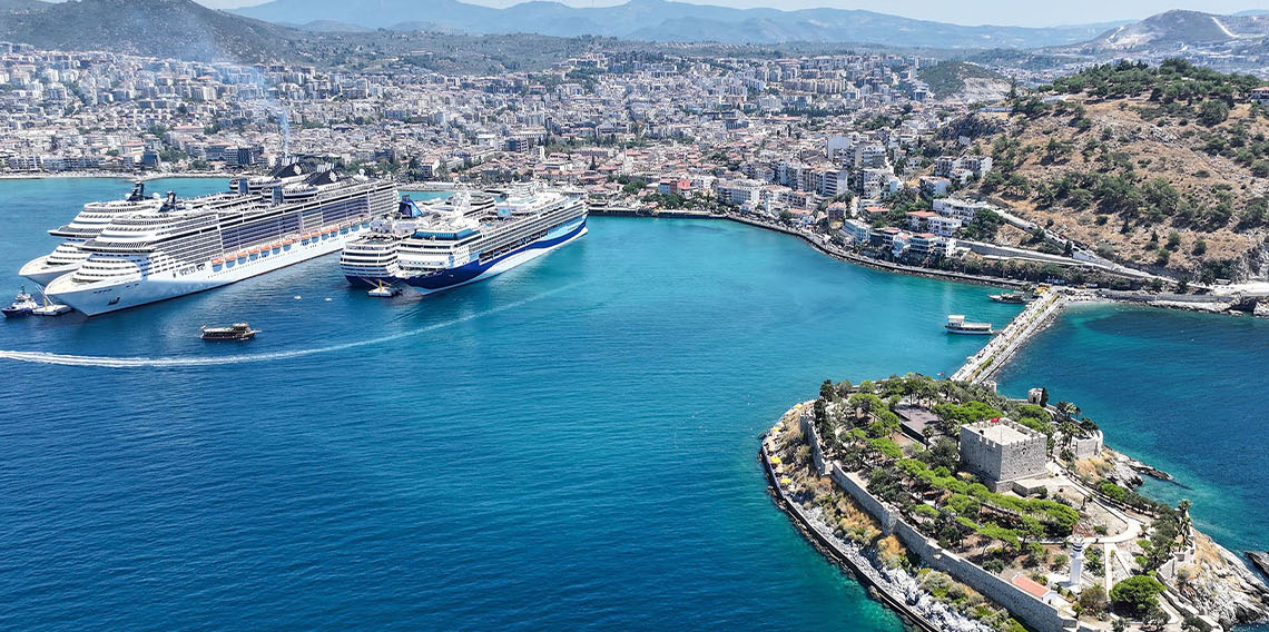 Kuşadası’na 5 kruvaziyer 10 bin 916 turist getirdi