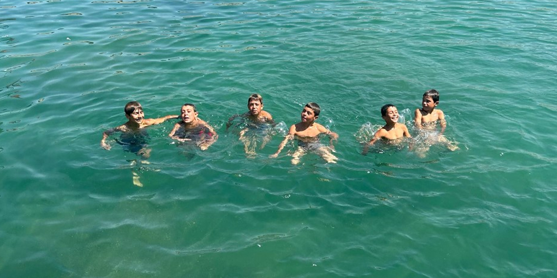 Sodalı Van Gölü çocukların saçlarını sarıya boyuyor