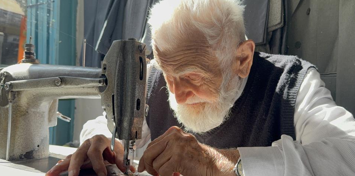75 yıllık terzi gözlüksüz dikiş yapıyor