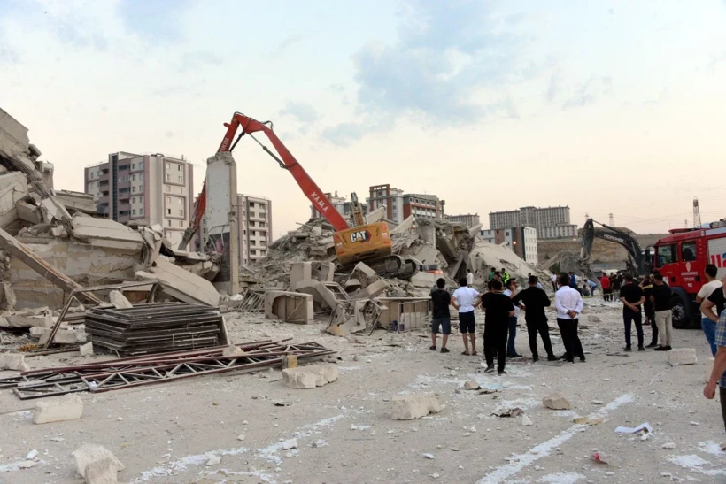 Kahramanmaraş'ta ağır hasarlı bina yıkılırken çöktü, enkaz altında kalan operatör öldü