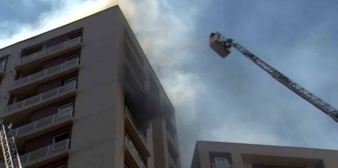Bağcılar’da 15 katlı apartmandan alevler yükseldi