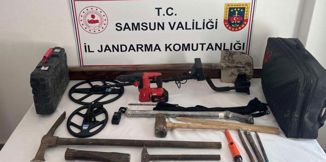 Samsun'da kaçak kazı yapan 3 kişi jandarmaya yakalandı