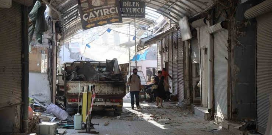 Asrın felaketinde hasar alan Tarihi Uzun Çarşı’da restorasyon çalışması yıkımla başladı