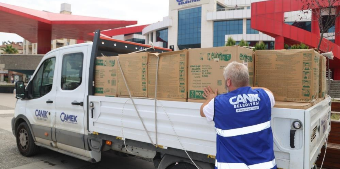 Canik Belediyesi'nden sağlık kurumlarına 100 bin maske desteği