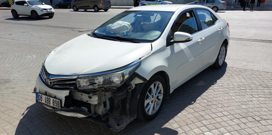 Samsun'da otomobil kamyonla çarpıştı : 3 yaralı