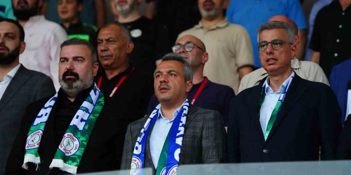 Sağlık Bakanı Kemal Memişoğlu, Çaykur Rizespor - Göztepe maçını trübünden izledi