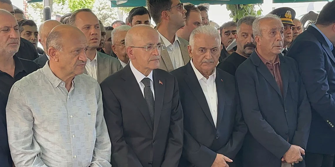 Mehmet Şimşek'in ağabeyi Nazmi Şimşek toprağa verildi