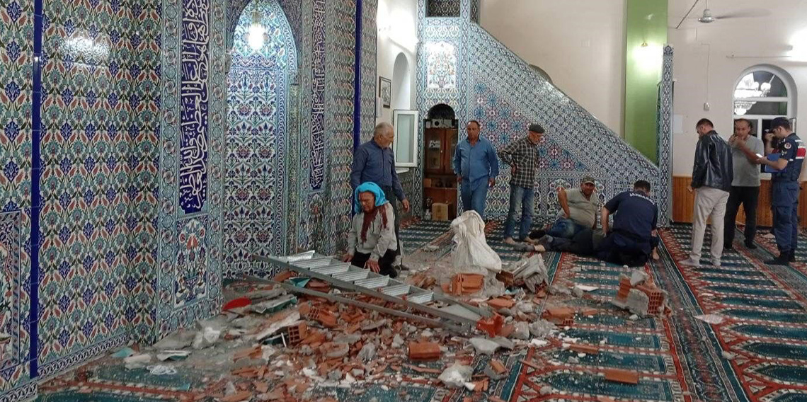 Depremde hasar gören camiye giden şahıs hayatını kaybetti
