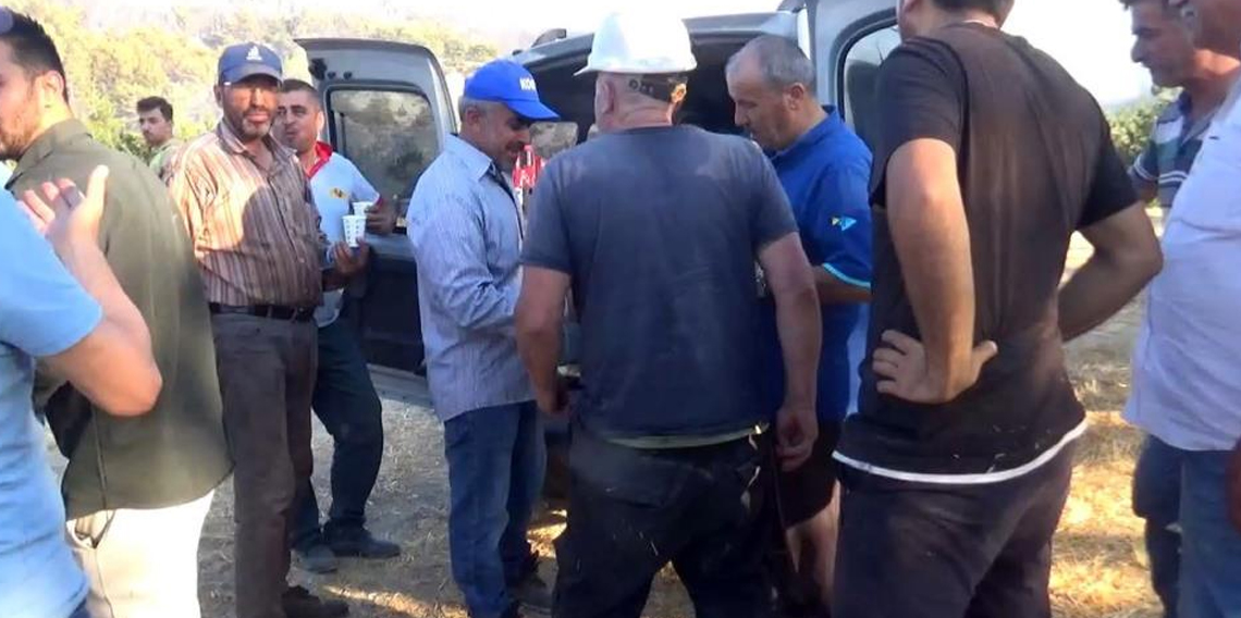 Köylü çiftten yangın söndürme ekiplerine yemek desteği
