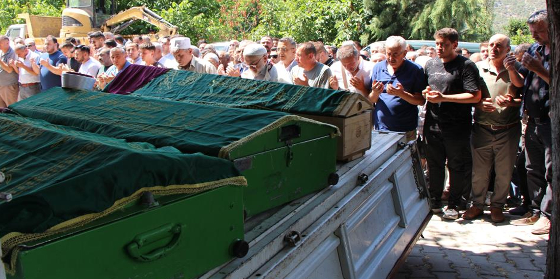 Kazada ölen anne, böbreğini verdiği oğlu ve kızı son yolculuğuna uğurlandı