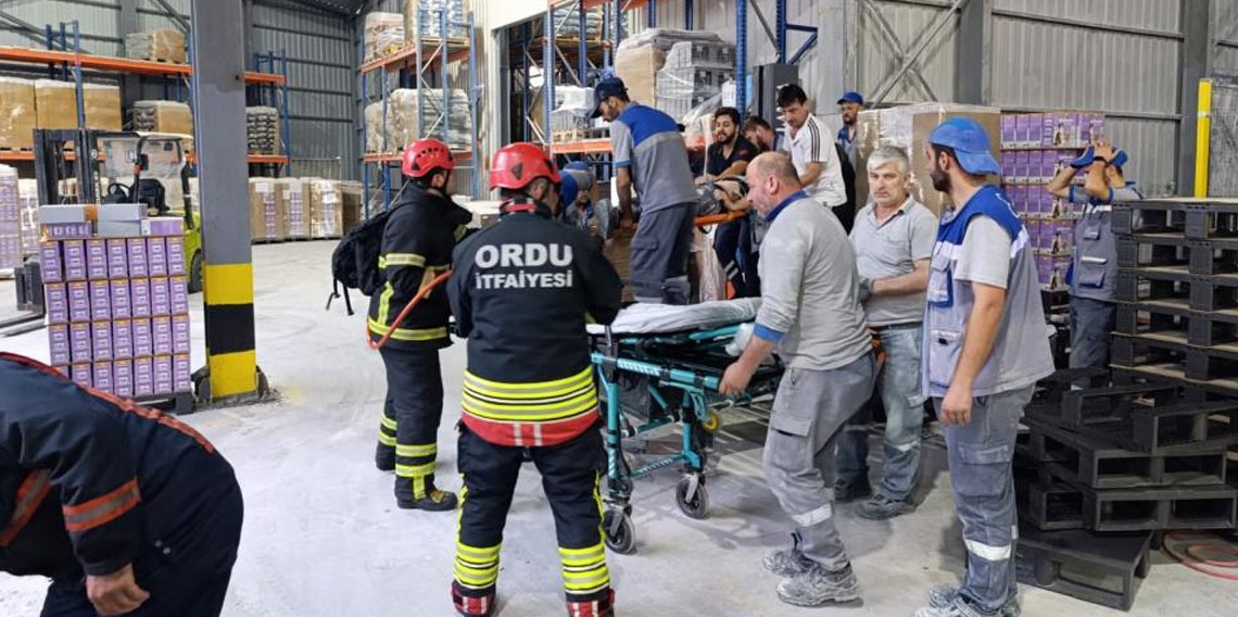 Fabrikada palet makinesine sıkışan işçi ağır yaralandı