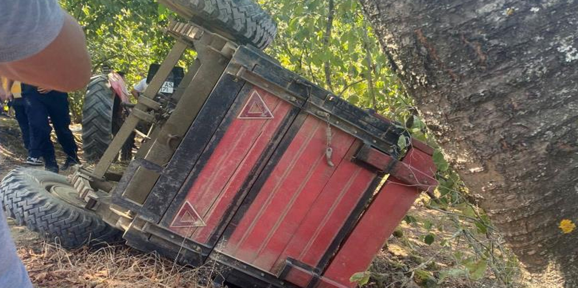 Fındık işçilerini taşıyan traktör devrildi: 4 yaralı