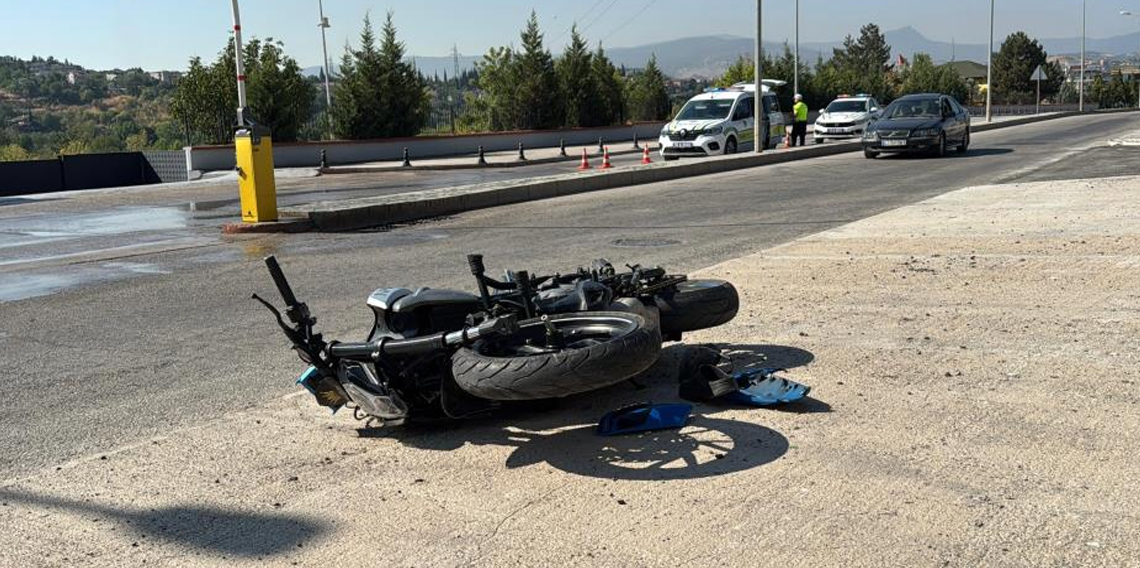 Otomobille çarpışan motosikletteki 2 kişi ağır yaralandı