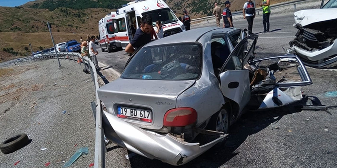 Feci kaza! İki otomobil çarpıştı 3 kişi hayatını kaybetti