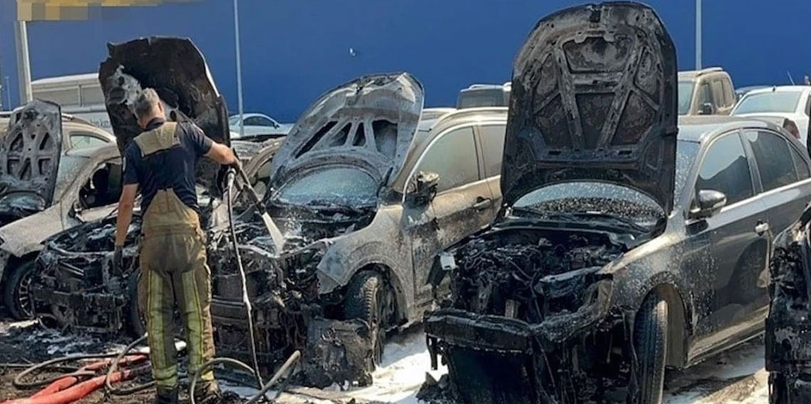 AVM otoparkında yangın: 8 araç zarar gördü