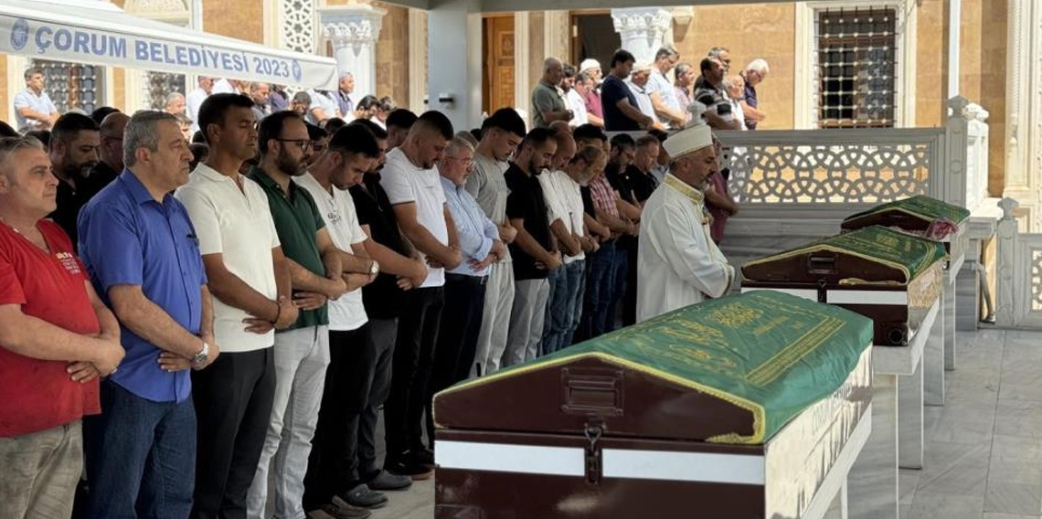 Yağ tankına düşerek ölen anne ve oğlu toprağa verildi