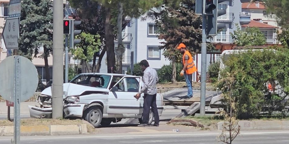Sinop'ta otomobil aydınlatma direğine çarptı: 1 yaralı