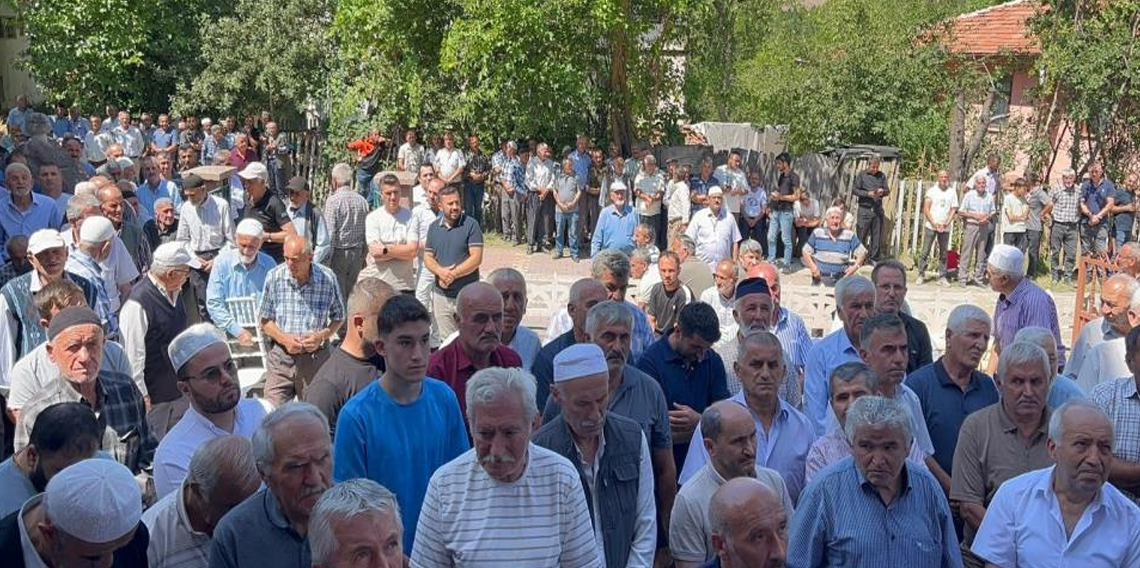 Yüzlerce vatandaş yağmur için ellerini semaya açtı