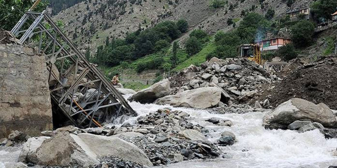 Pakistan'ın kuzeyindeki sellerde ölenlerin sayısı 351'e çıktı