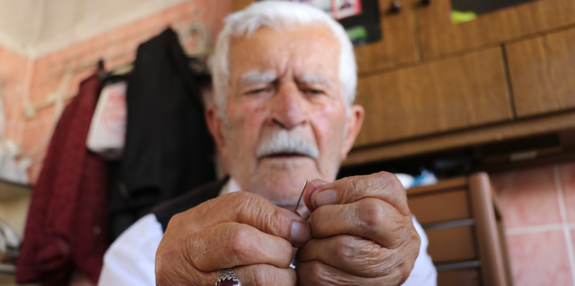 80 yıllık terzi zamana meydan okuyor