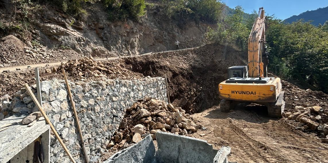Trabzon'da yol çalışmaları devam ediyor