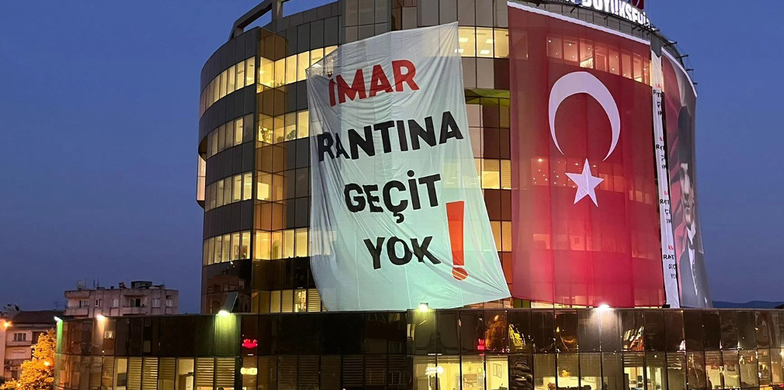 Aydın Büyükşehir Belediyesi binasına dev pankart: 