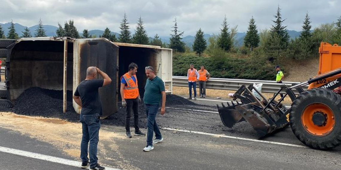 Anadolu otoyolunda asfalt yüklü kamyon devrildi