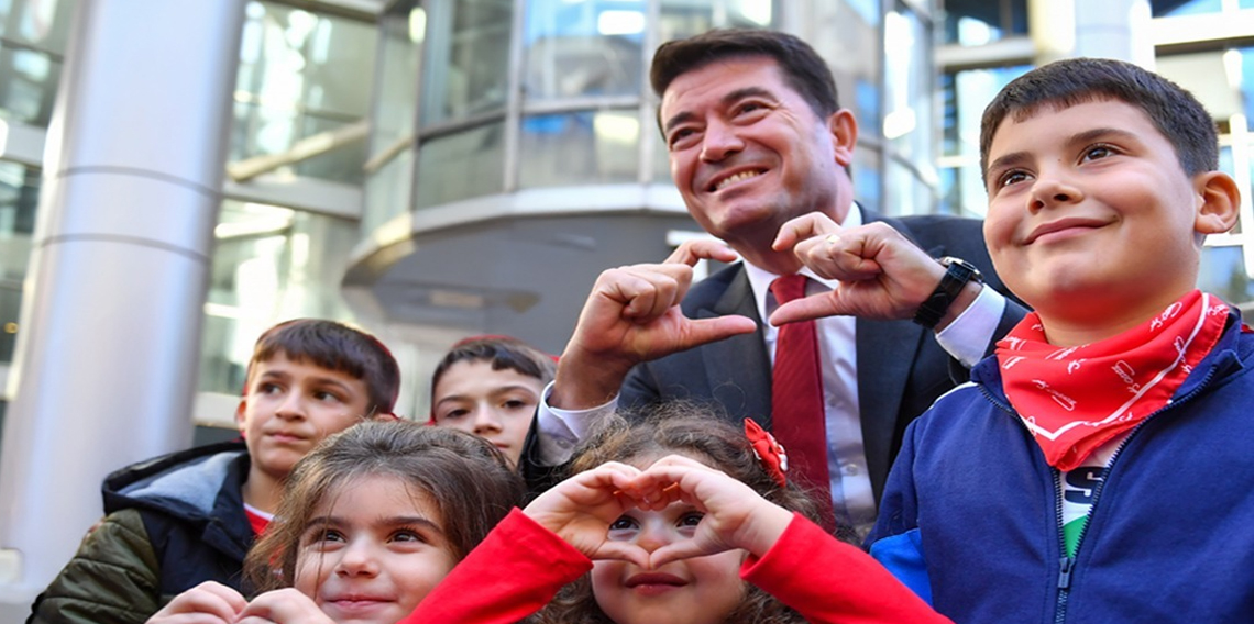 Ahmet Kaya'dan Öğrencilere Kırtasiye Desteği