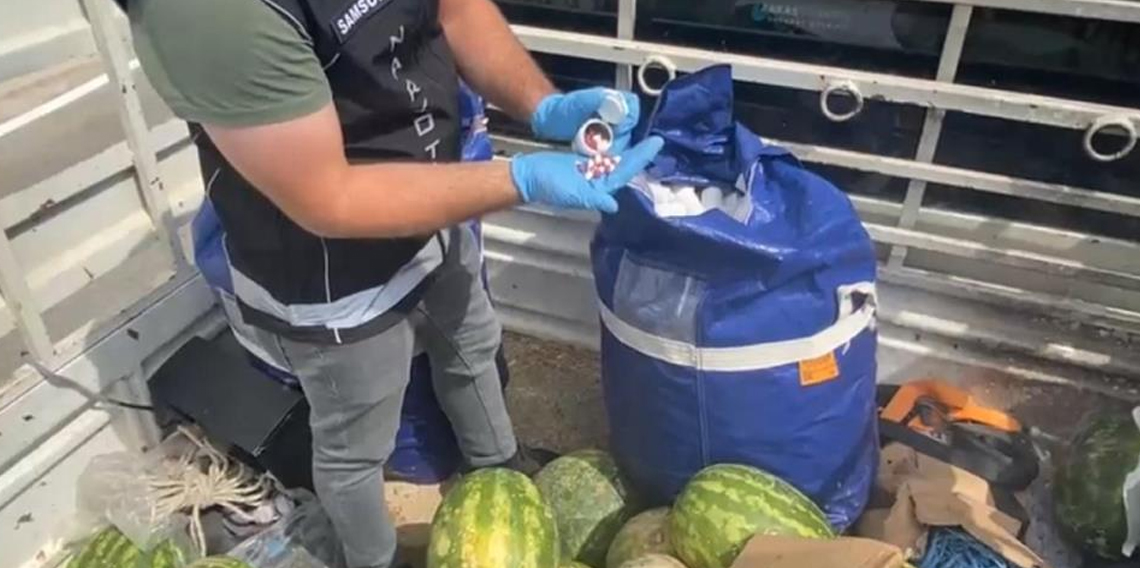 Karpuz yüklü kamyonette 110 bin uyuşturucu hap ele geçirildi