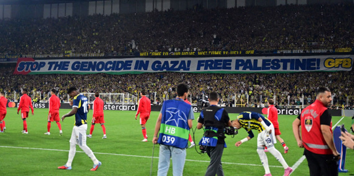 Fenerbahçe tribünlerinden Gazze'ye destek pankartı