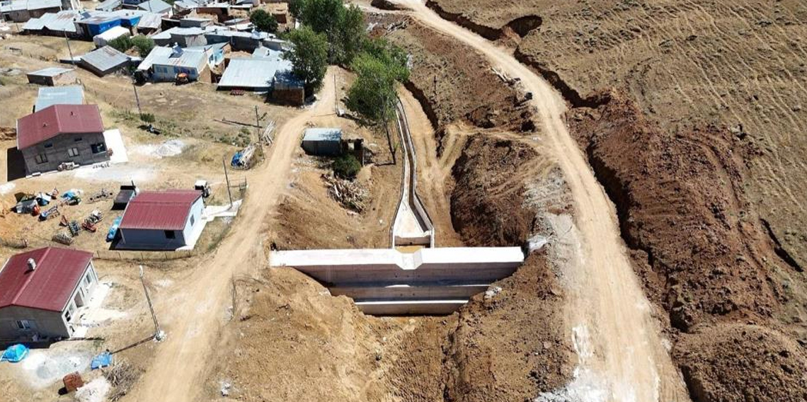 Yukarı Dikmetaş köyünde taşkın kontrol çalışmaları devam ediyor