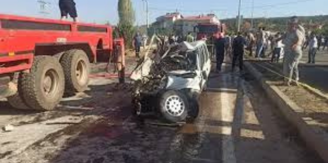 Konya’da otomobil tırla çarpıştı: 3 ölü