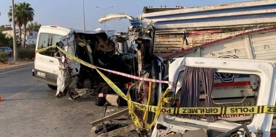 Mersin'de tatil yolunda feci kaza: İki ölü, 10 yaralı