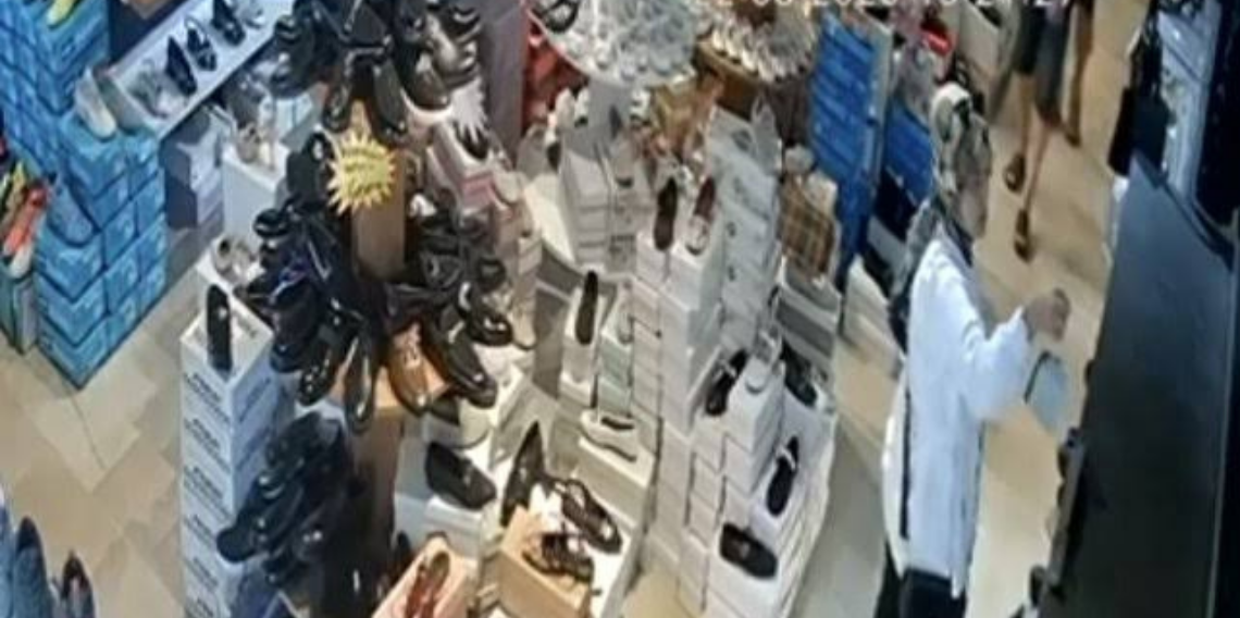 Sultangazi’de müşteri gibi girdiği dükkandan çanta çalan kadın kamerada