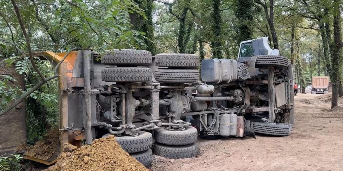Samsun’da hafriyat kamyonu devrildi: 1 yaralı