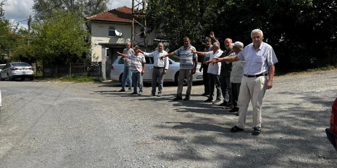 Muhtar ve köylünün yol çilesi