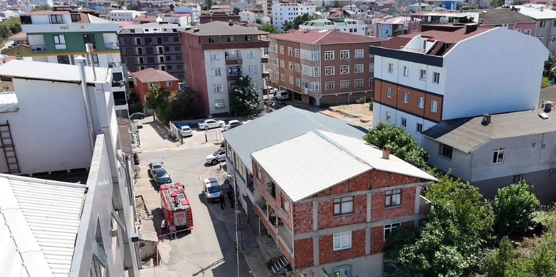 Sultanbeyli’de 3 katlı bina çökme riski nedeniyle boşaltıldı