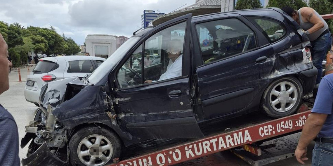 Kaza yaptı, hurdaya dönen aracından inmeyip çekiciyle hastaneye gitti